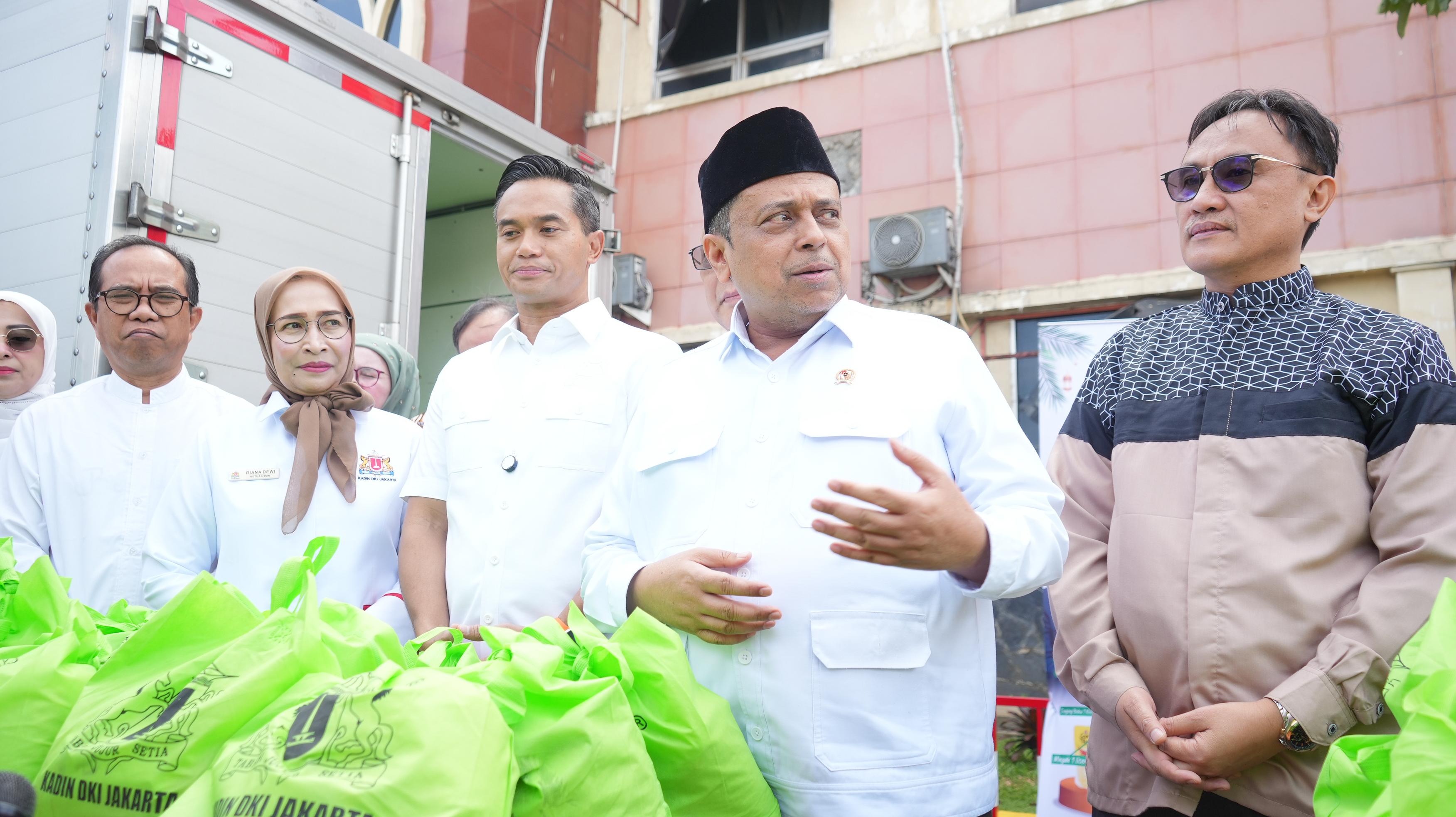 BPJPH - KADIN Bagikan Paket Sembako Murah untuk Masyarakat