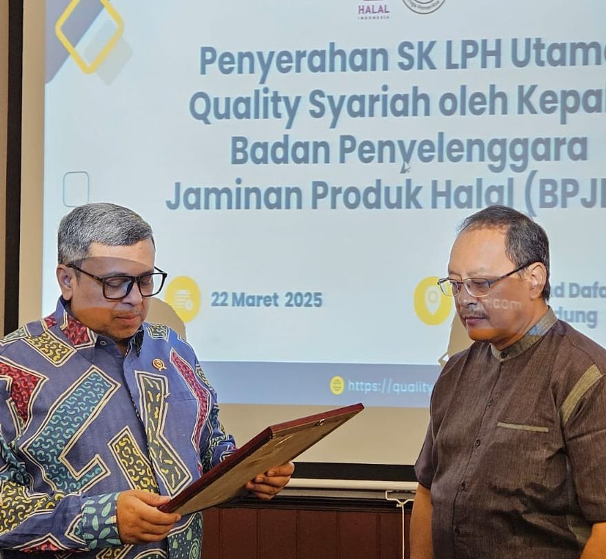 Kepala BPJPH Serahkan Sertifikat LPH Quality Syariah Menjadi LPH Utama