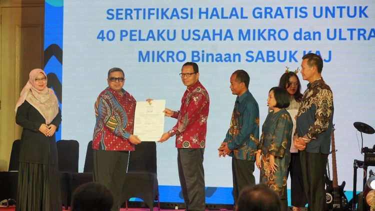 Bersama Menko Perekonomian, Kepala BPJPH Serahkan Sertifikat Halal UMK Binaan Keuskupan Agung Jakarta